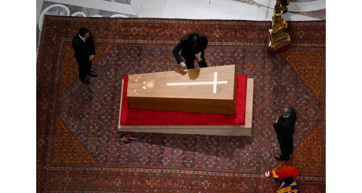 The Enduring Allure Of Persian Rugs: A Brief Look Into Their Significance In The Western World 14 A Persian Malayer Rug Forms The Ground For Pope Francis’s Coffin During A Vatican Ceremony.