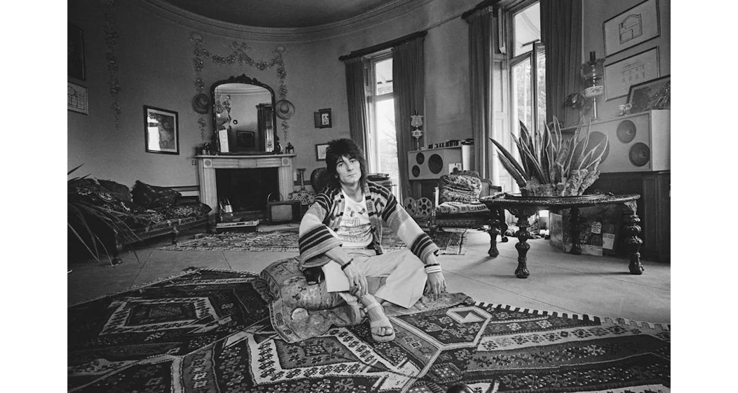 Rugs and Rockers: The Strange Bond Between Persian Rugs and Rock’n’Roll 16 Rolling Stones guitarist Ronnie Wood seated on a floor cushion atop layered kilims at his home (c. 1974). The room illustrates the 1970s practice of layering Oriental textiles within private living and home-recording spaces.