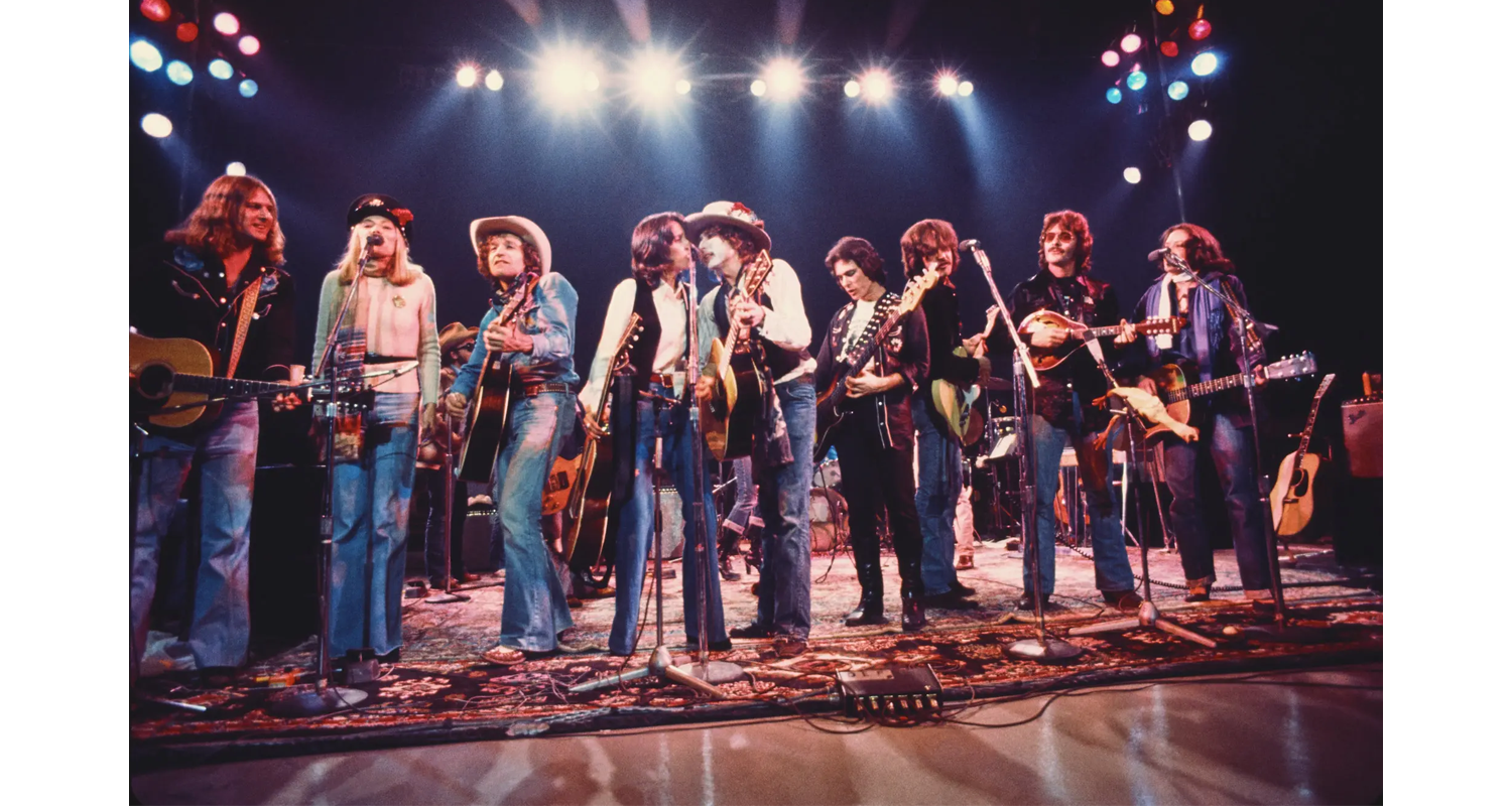 Rugs and Rockers: The Strange Bond Between Persian Rugs and Rock’n’Roll 2 Bob Dylan and Joan Baez performing with the Rolling Thunder Revue ensemble during their 1975 tour, with the stage floor fully layered in large Persian carpets.