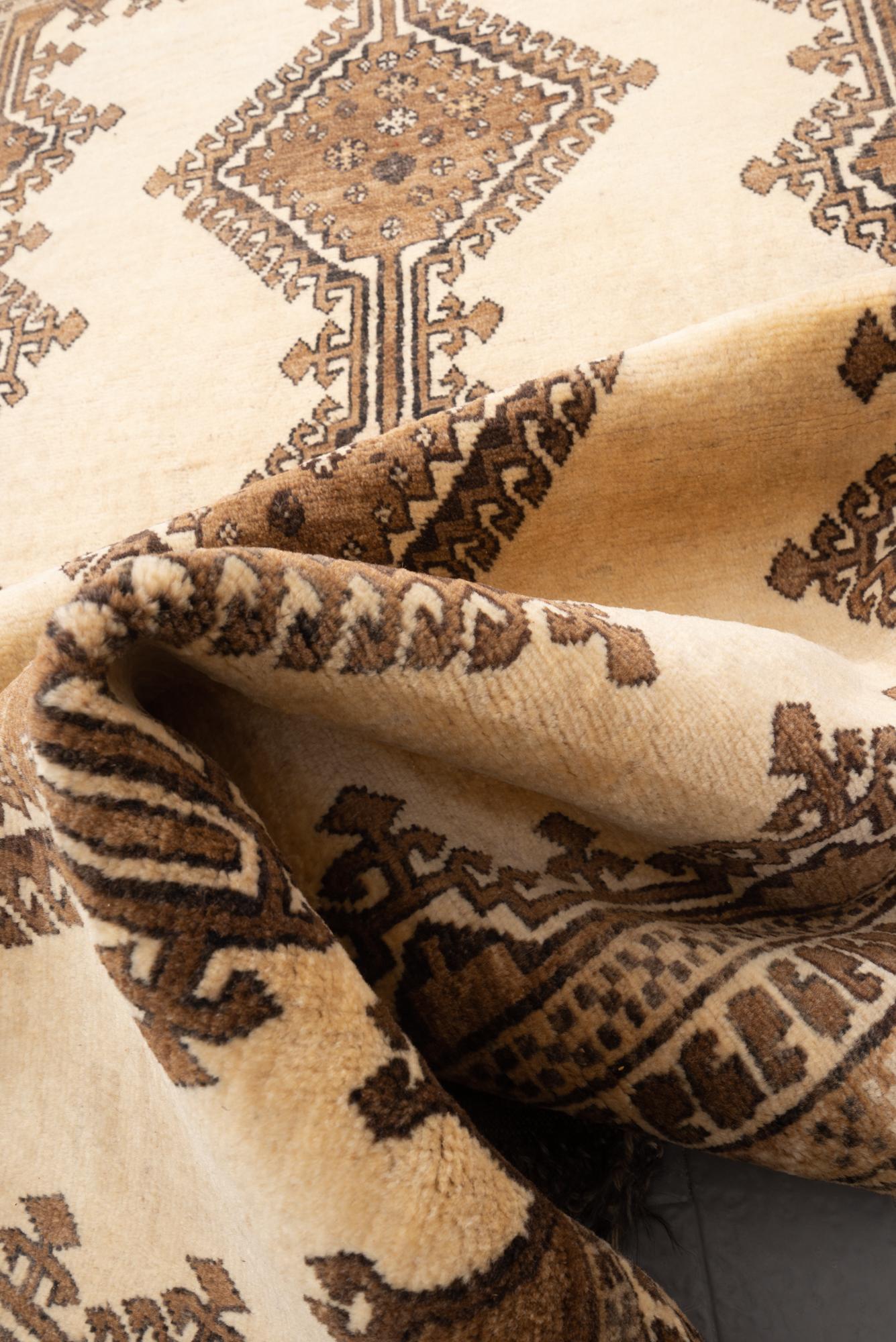 Folded wool pile and medallion detail of the Shooli Gabbeh rug