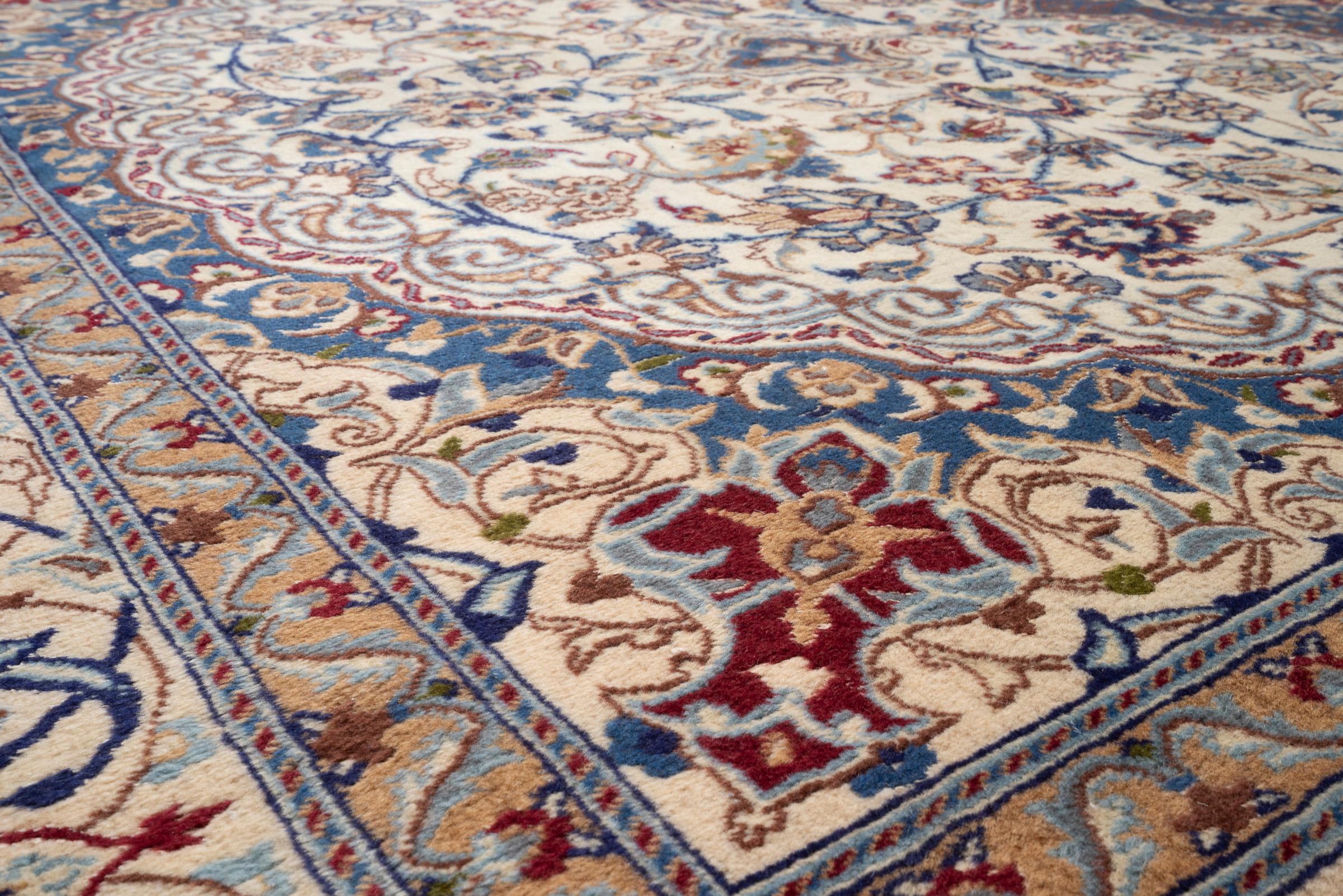 Nain 9 La Lamb's wool and Silk Persian Rug