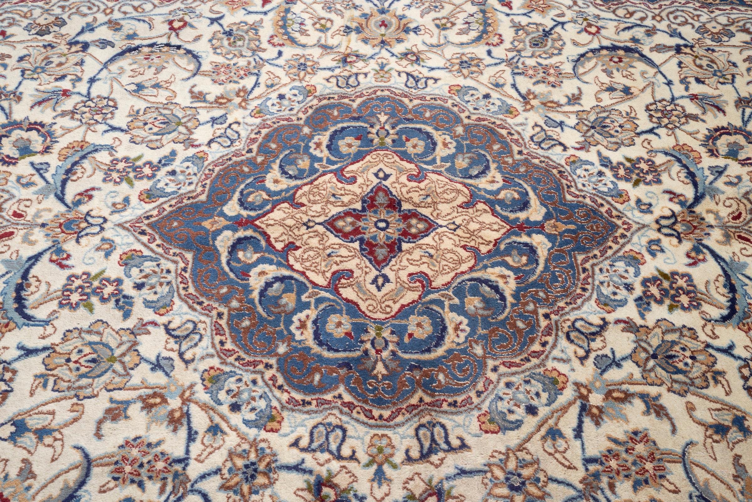 Nain 9 La Lamb's wool and Silk Persian Rug