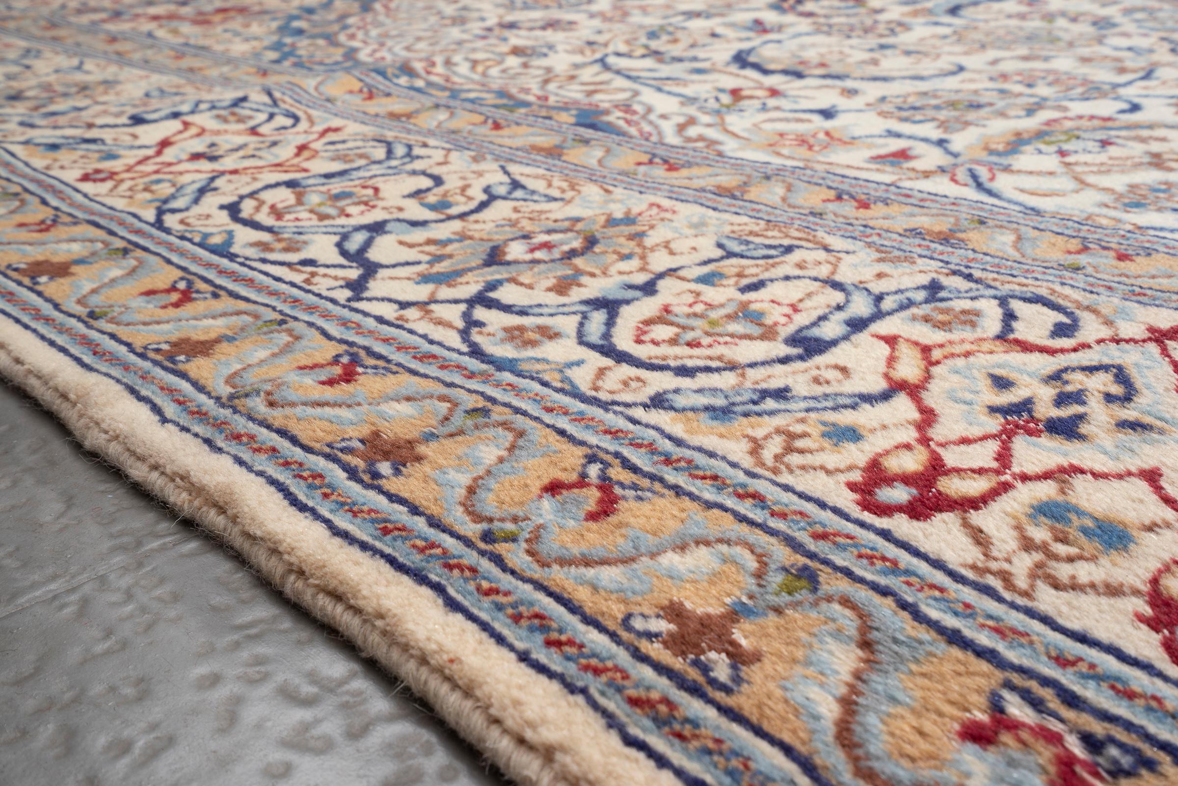 Nain 9 La Lamb's wool and Silk Persian Rug