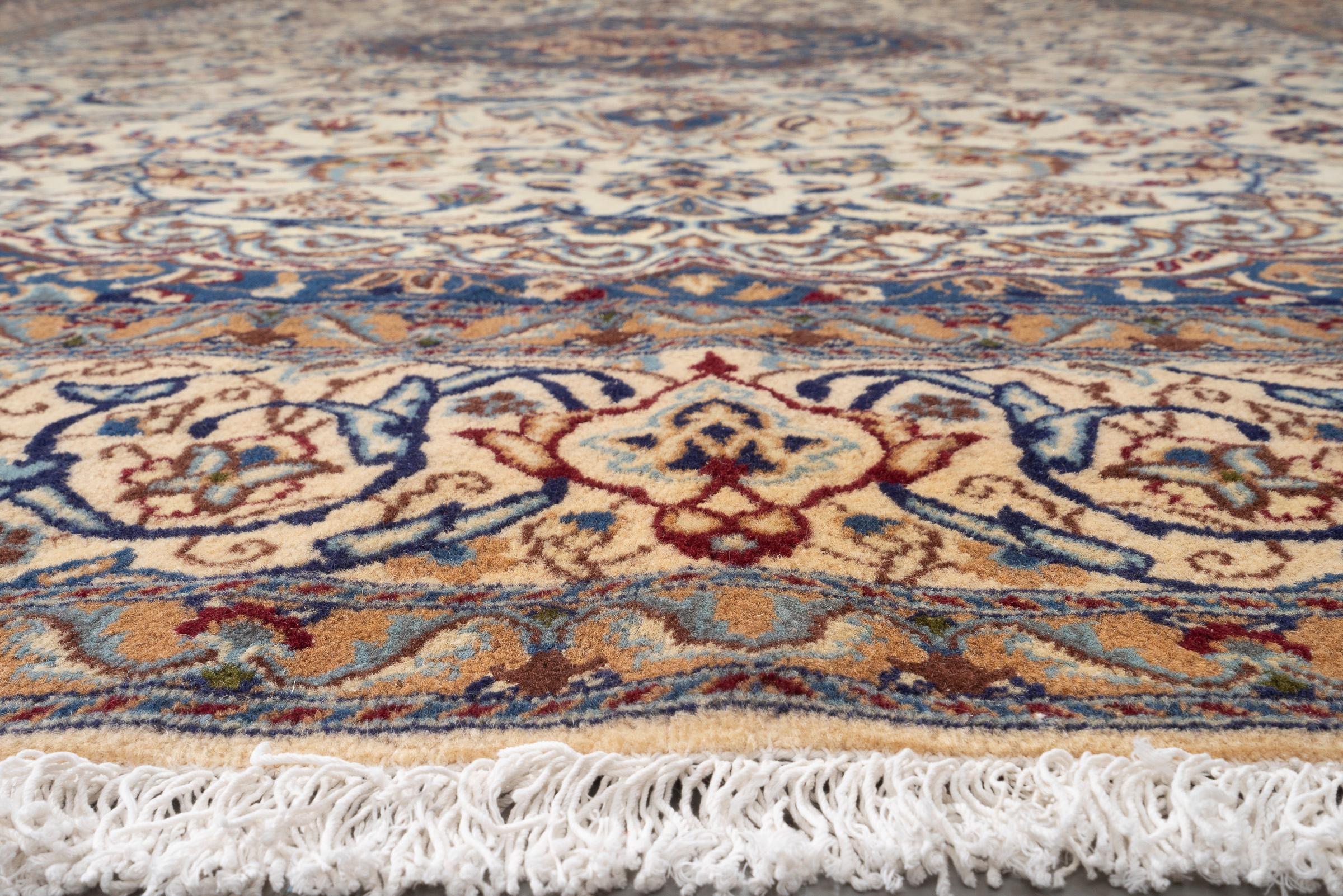 Nain 9 La Lamb's wool and Silk Persian Rug