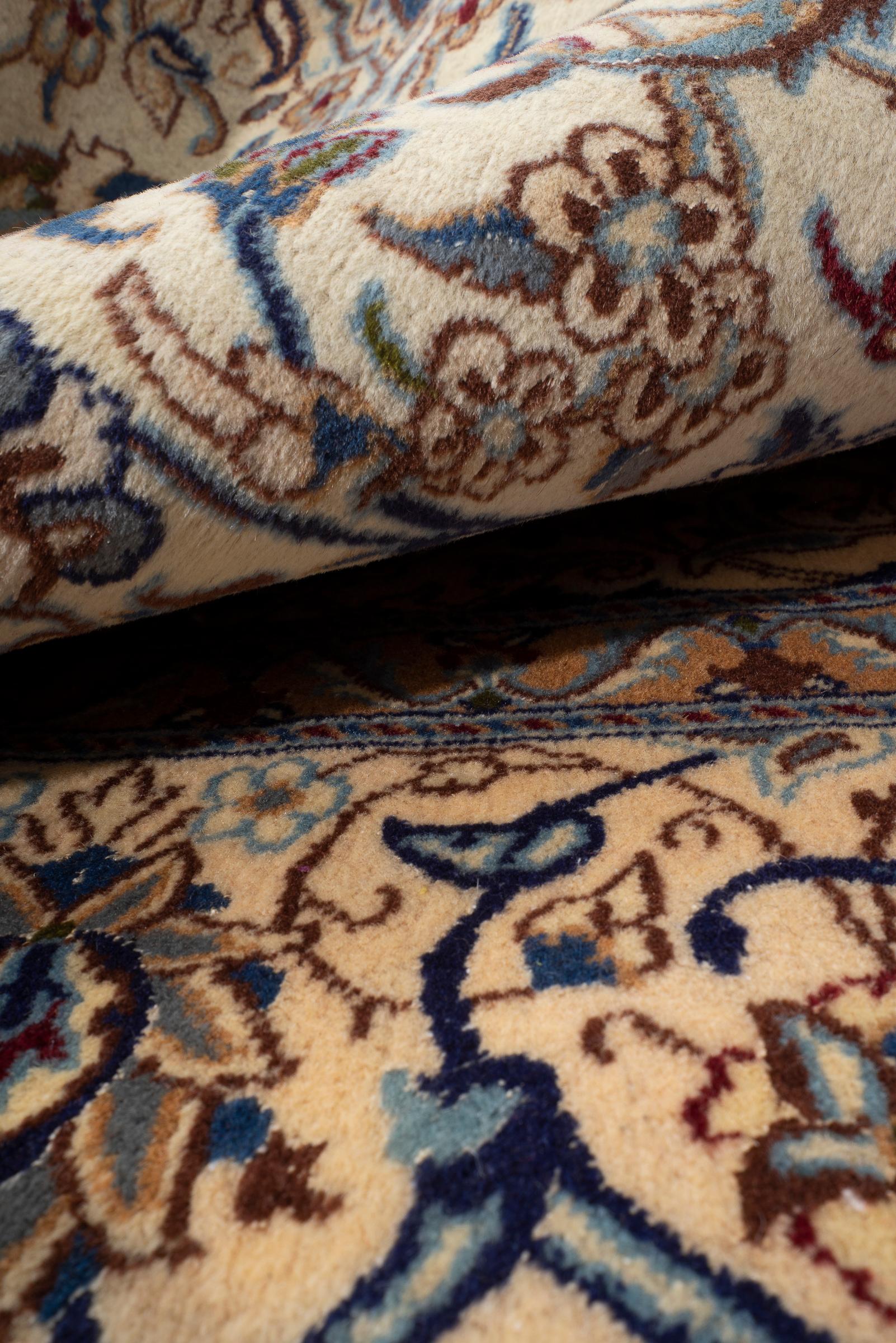 Nain 9 La Lamb's wool and Silk Persian Rug