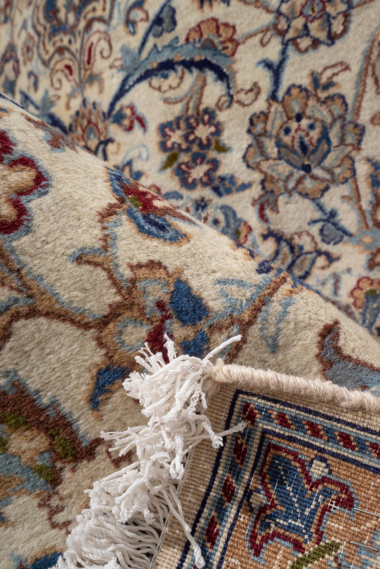 Nain 9 La Lamb's wool and Silk Persian Rug
