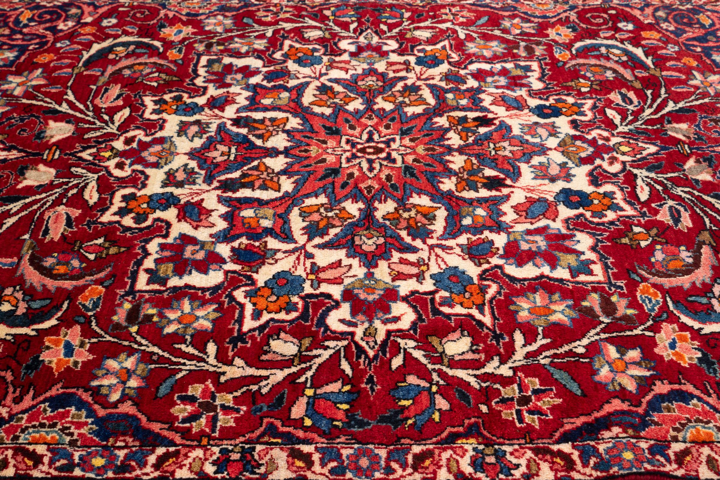 Bakhtiari Fine Lachak Toranj Persian Rug