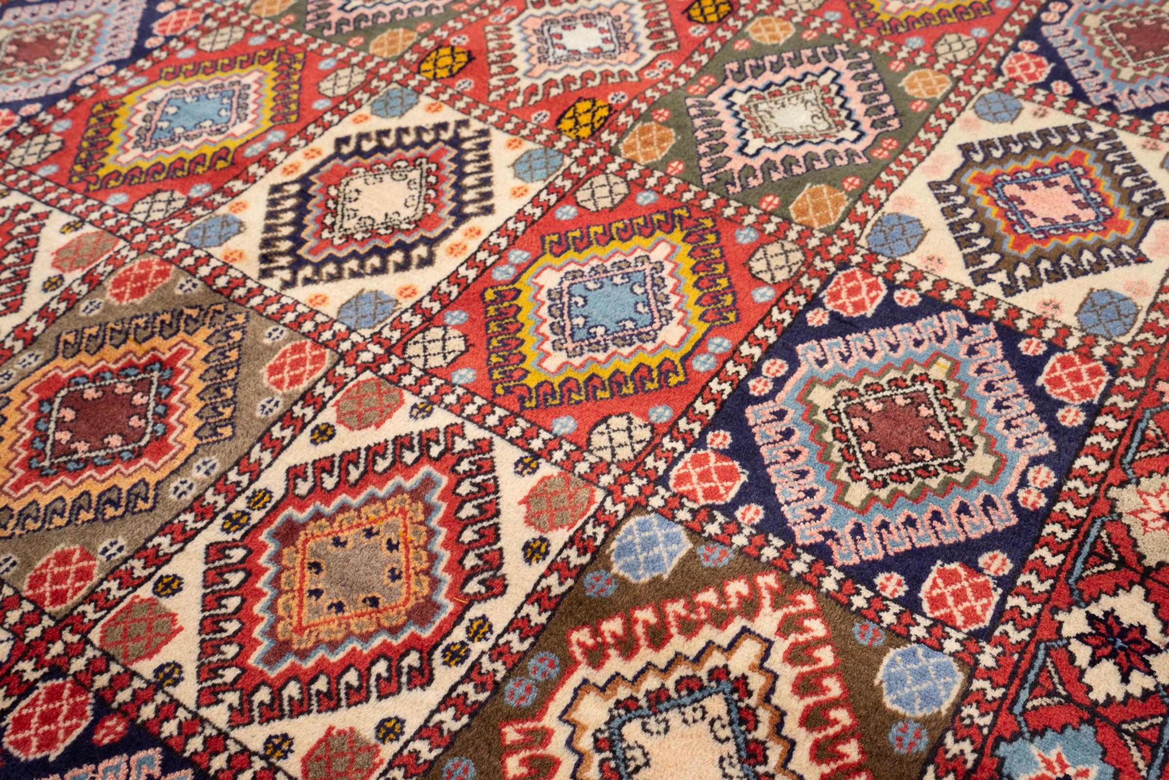 Fine Yalame Bakhtiari Diamonds Persian Rug