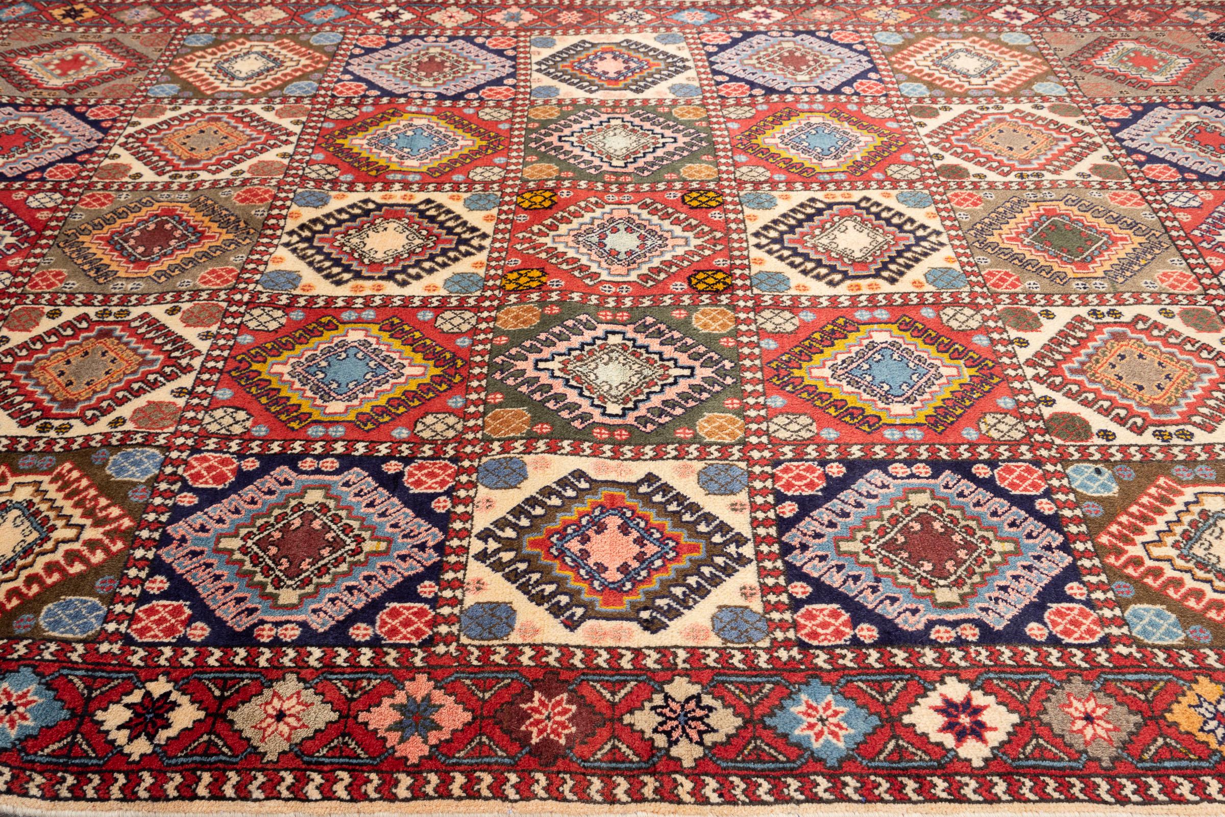 Fine Yalame Bakhtiari Diamonds Persian Rug
