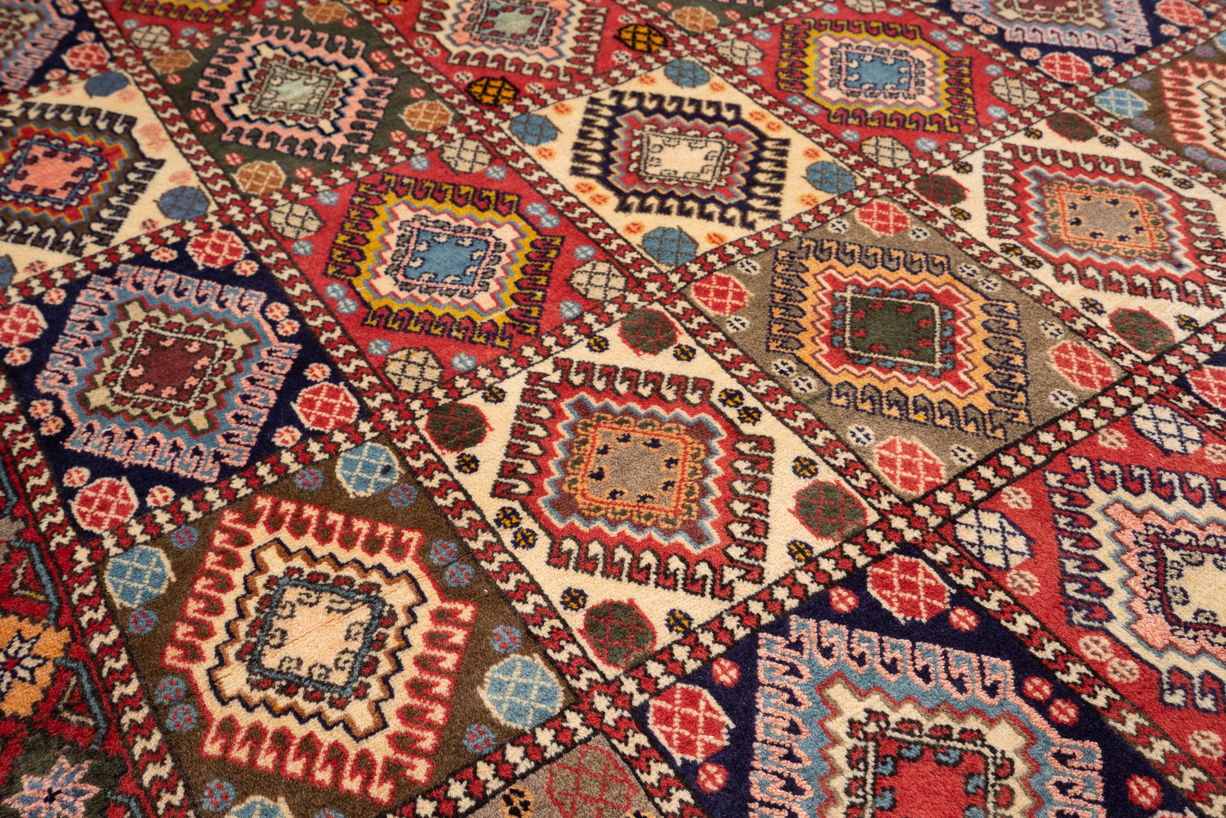Fine Yalame Bakhtiari Diamonds Persian Rug