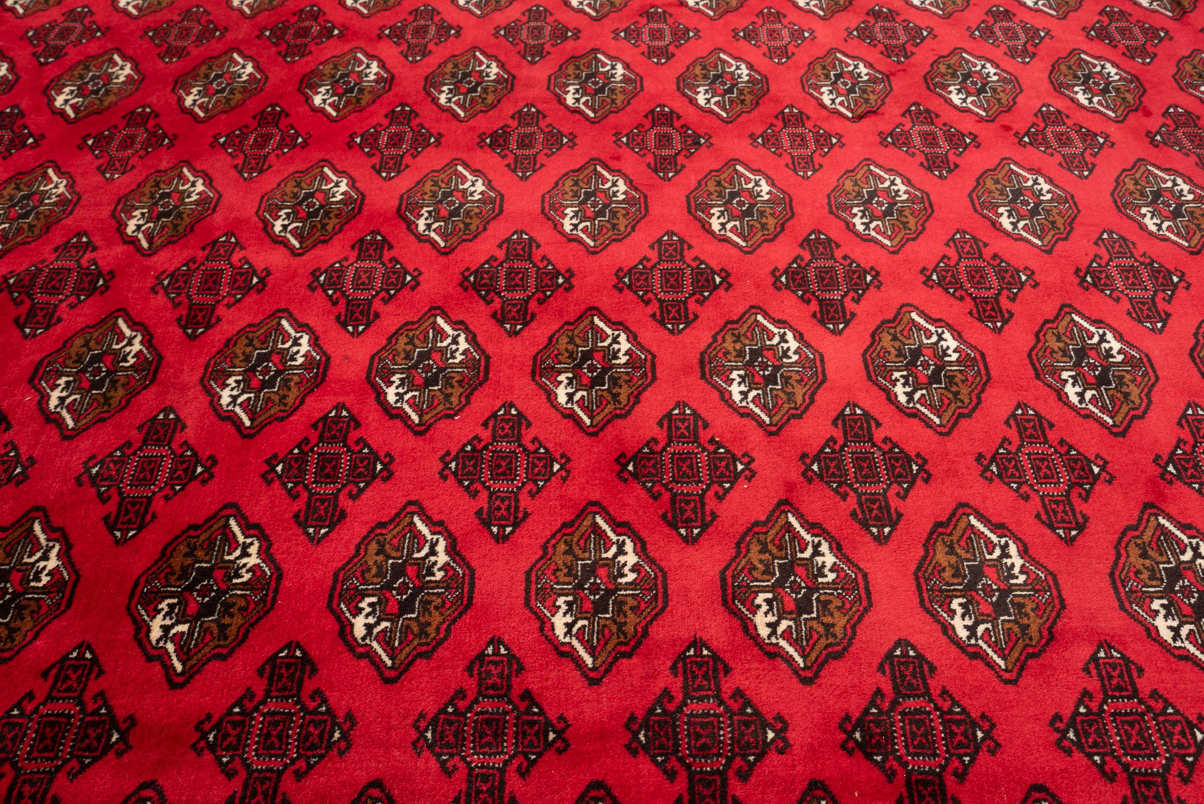 Torkaman Mari Gol Elephant Foot Persian Rug, Late 20th Century