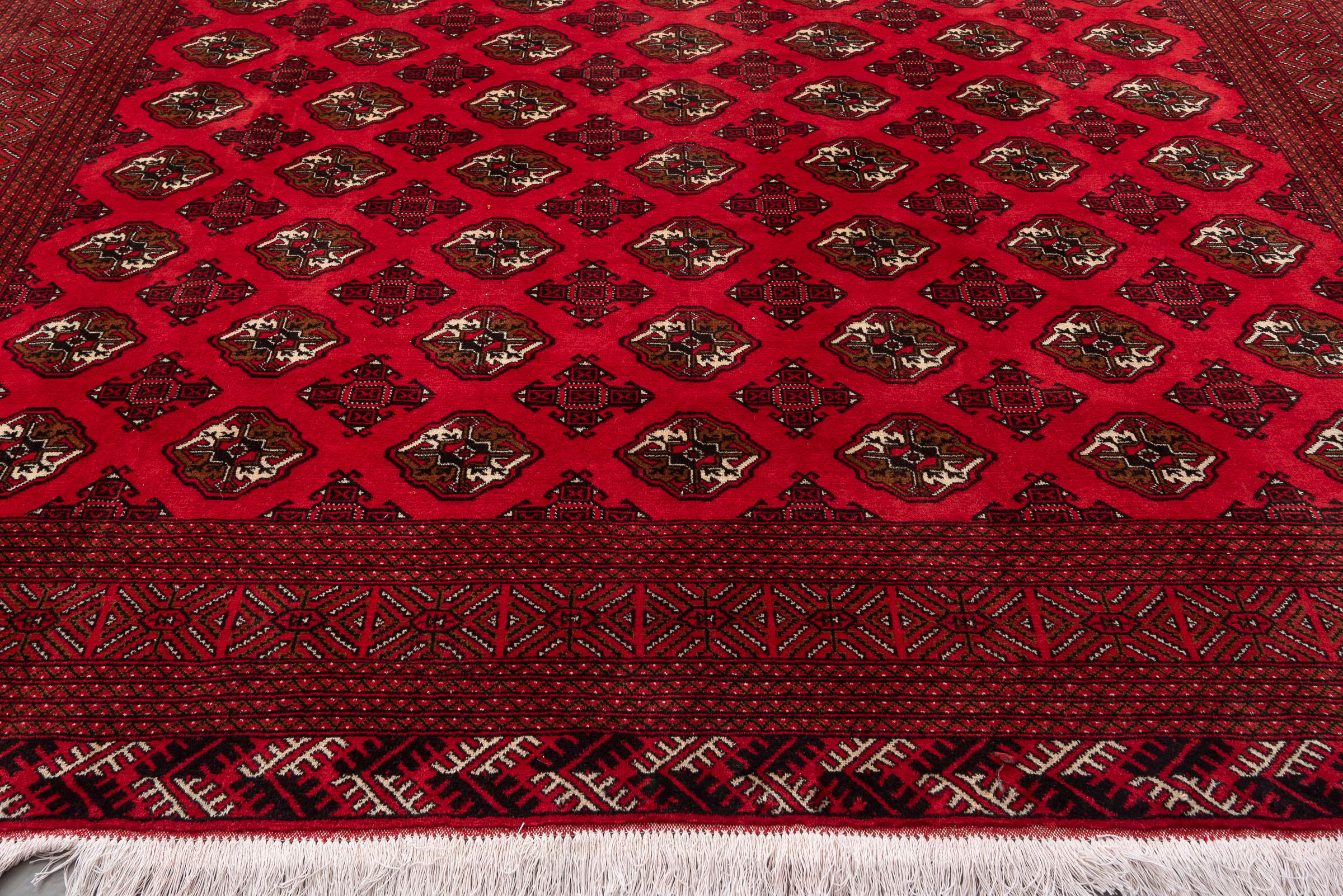 Torkaman Mari Gol Elephant Foot Persian Rug, Late 20th Century