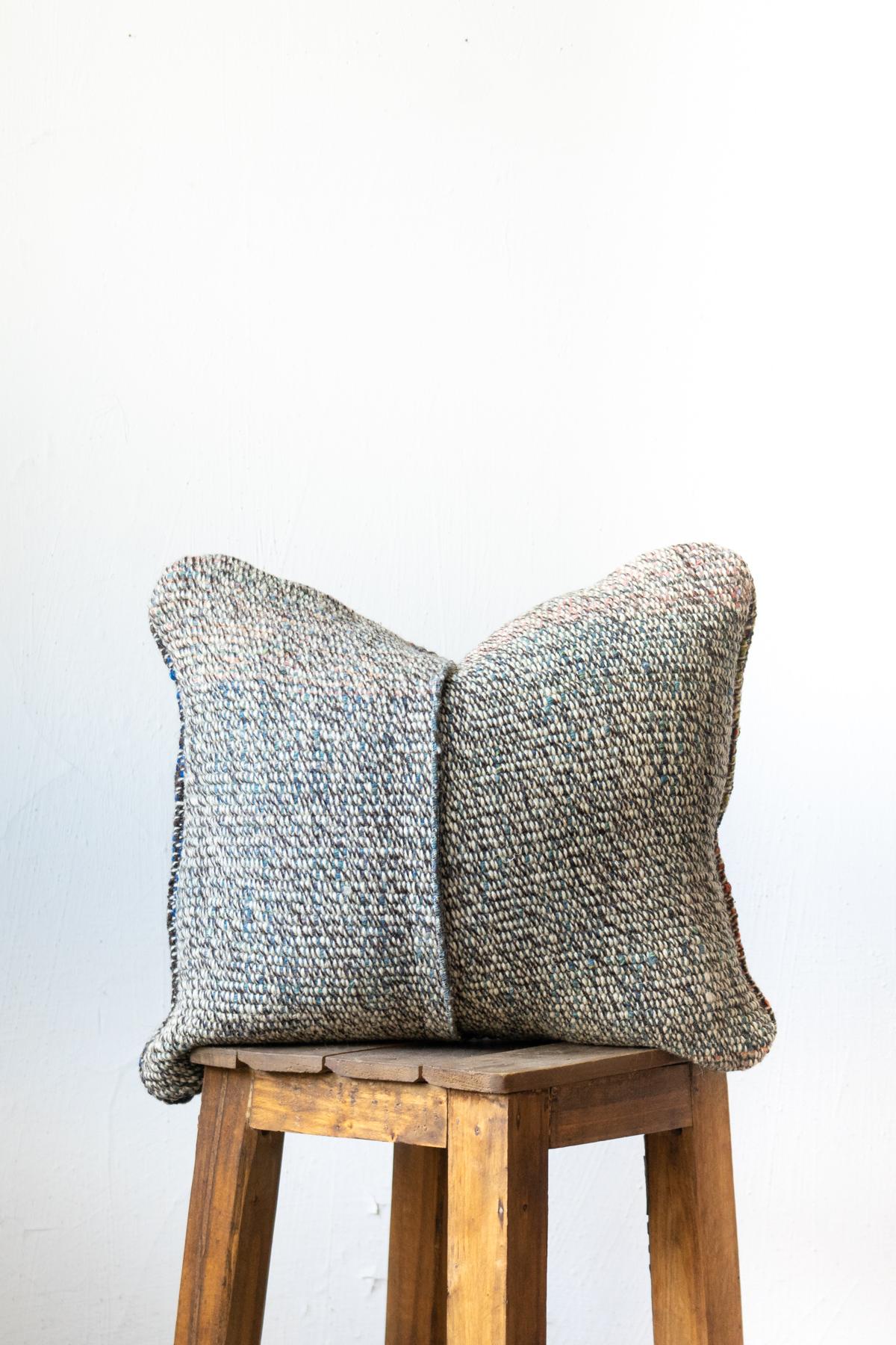 CUS263 Simple Gray Kilim Cushion 3